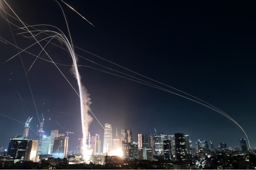 El sistema de defensa aérea israelí Iron Dome dispara para interceptar misiles sobre Tel Aviv, Israel, el 13 de junio de 2025. (Tomer Neuberg/AP Photo).
