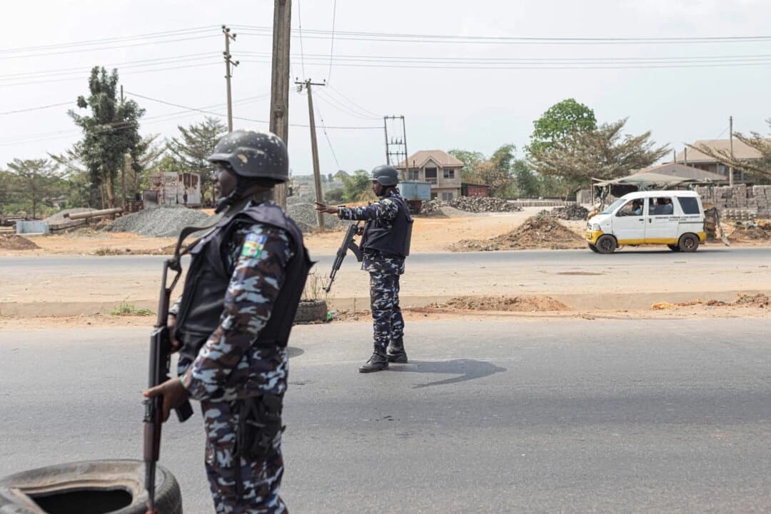 Agentes de policía nigerianos en una foto de archivo. (Patrick Meinhardt/AFP vía Getty Images)