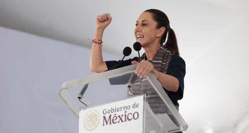 Fotografía cedida por la Presidencia de México, de la mandataria mexicana, Claudia Sheinbaum durante un acto protocolario este sábado en la ciudad de Tlaxcala, México. (Presidencia de México)