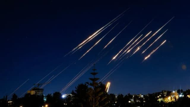 Trump dice que ya hay reuniones para poner fin a ataques entre Israel e Irán y que la paz llegará “pronto”