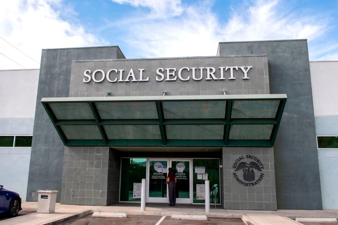 Una mujer se encuentra frente a un edificio de la Administración del Seguro Social en Burbank, California, el 5 de noviembre de 2020. (Valerie Macon/AFP vía Getty Images)