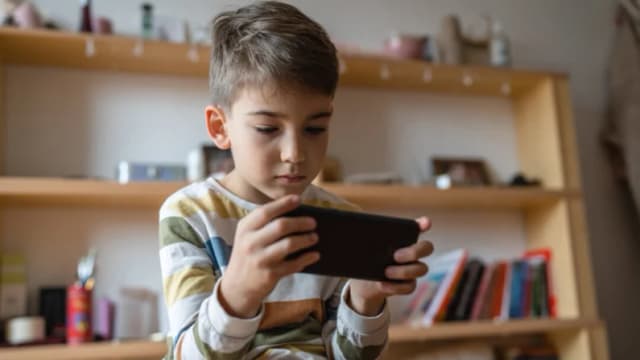 Un estudio revela que el uso excesivo de pantallas y los comportamientos problemáticos se retroalimentan