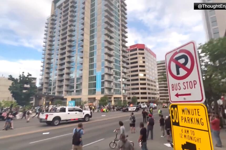 Los manifestantes entran en pánico y corren a refugiarse mientras los servicios de emergencia intervienen en el lugar de un tiroteo durante la protesta "No Kings" en Salt Lake City, Utah, el 14 de junio de 2025, en una imagen fija de un video. (@ThoughtEnjoyer/X vía CNN Newsource).