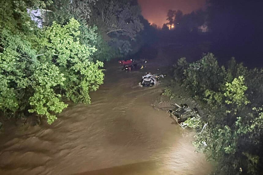 Vehículos sumergidos en las aguas de una inundación en Wheeling, Virginia Occidental, el 14 de junio de 2025. (Departamento de Bomberos de Wheeling, Virginia Occidental, a través de AP).