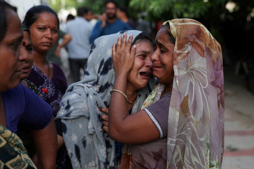 Un familiar llora al conocer la noticia de la muerte de su hermano en el accidente aéreo del Boeing 787 Dreamliner de Air India, ocurrido en Ahmedabad (India) el 12 de junio de 2025. (Amit Dave/Reuters).