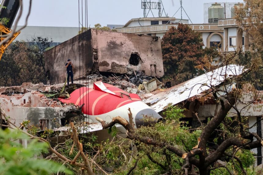 Una grúa retira los restos del avión Boeing 787-8 Dreamliner de Air India, que se estrelló durante el despegue de un aeropuerto en Ahmedabad, India, el 14 de junio de 2025. (Basit Zargar/Middle East Images/AFP vía Getty Images).