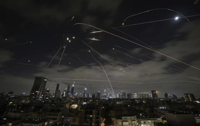 Irán mantiene bombardeo de misiles sobre ciudades israelíes en el cuarto día del conflicto