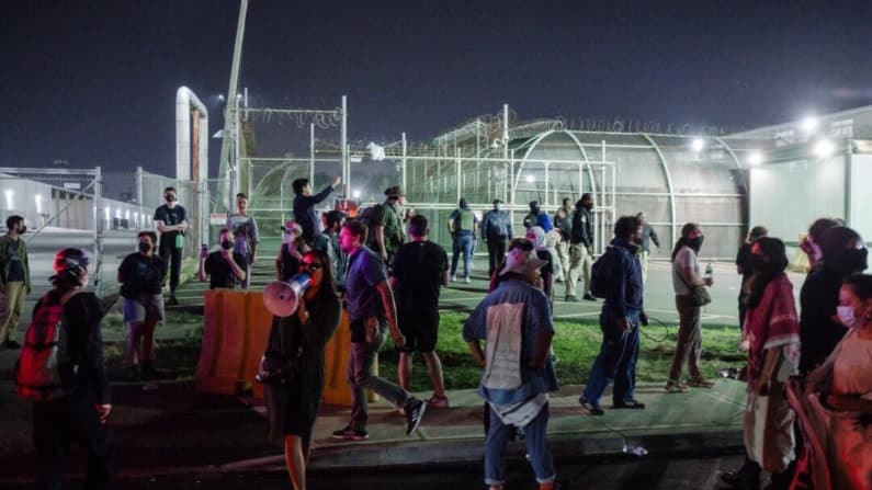 Policía de Nueva Jersey establece zona de protesta frente al centro de detención de inmigrantes