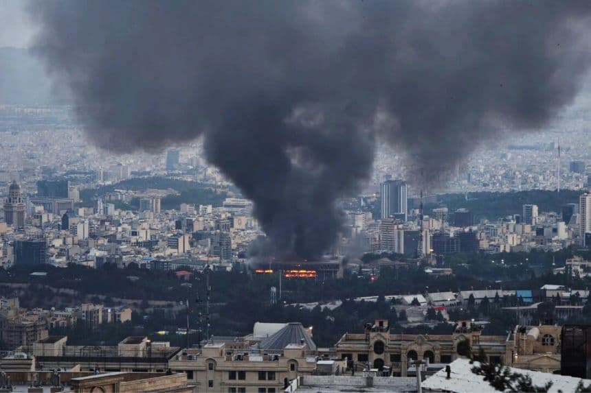 Humo tras un ataque israelí contra un edificio utilizado por la Red de Noticias de la República Islámica de Irán, parte de la cadena de televisión estatal iraní, en Teherán, Irán, el 16 de junio de 2025. (Stringer/Getty Images)