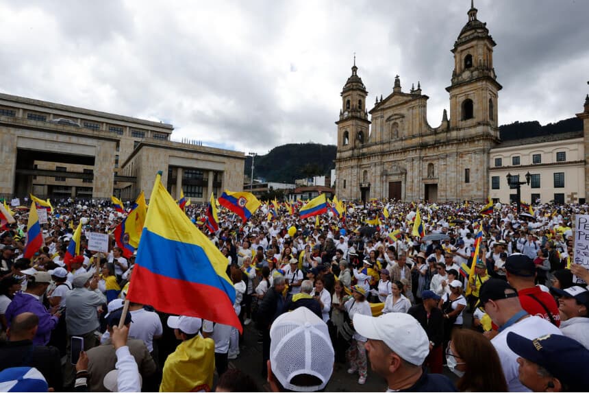 Colombianos marchan por la paz y la recuperación de precandidato presidencial y senador Uribe Turbay