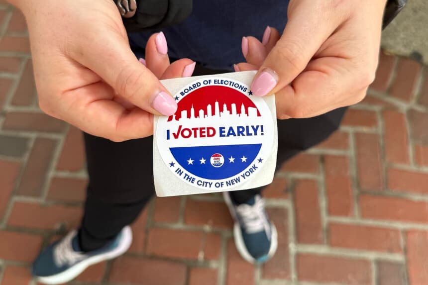 Desiree, una votante primeriza, muestra su pegatina tras emitir su voto anticipado en las primarias demócratas en Astoria, Nueva York, el 16 de junio de 2025. (Arjun Singh/The Epoch Times).