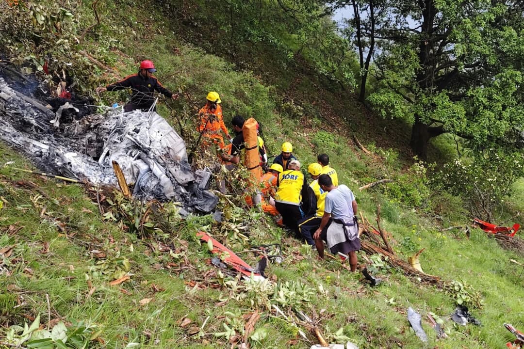 Miembros de los equipos de rescate trabajan en el lugar del accidente de un helicóptero en la zona de Gaurikund, en el estado de Uttarakhand, en el norte de la India, el 15 de junio de 2025. (Fuerza Estatal de Respuesta a Desastres (SDRF) Uttarakhand/Handout vía Reuters)