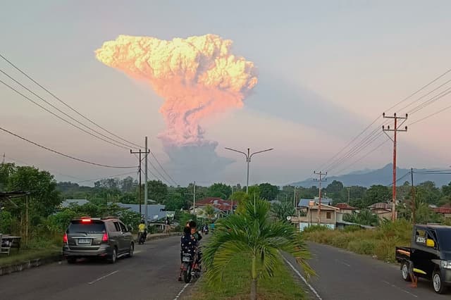 Alerta máxima por erupción del volcán Lewotobi Laki Laki en Indonesia