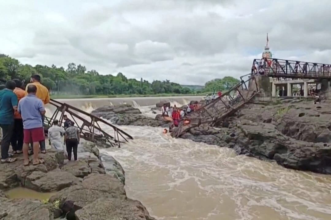 Dos muertos tras el derrumbe de un puente en la India