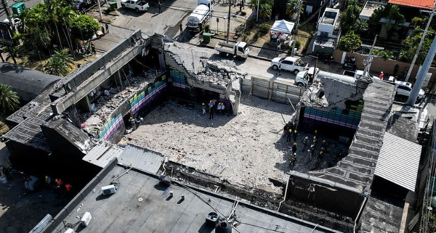 Esta vista aérea muestra la zona despejada tras el derrumbe del techo de la discoteca Jet Set en Santo Domingo, el 10 de abril de 2025. (MARTIN BERNETTI/AFP a través de Getty Images)