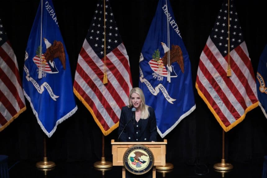 La fiscal general Pam Bondi habla sobre «la importancia de la fe para el éxito de Estados Unidos» durante la primera audiencia de la Comisión para la Libertad Religiosa del presidente Donald Trump en el Museo de la Biblia en Washington el 16 de junio de 2025. (Kayla Bartkowski/Getty Images)