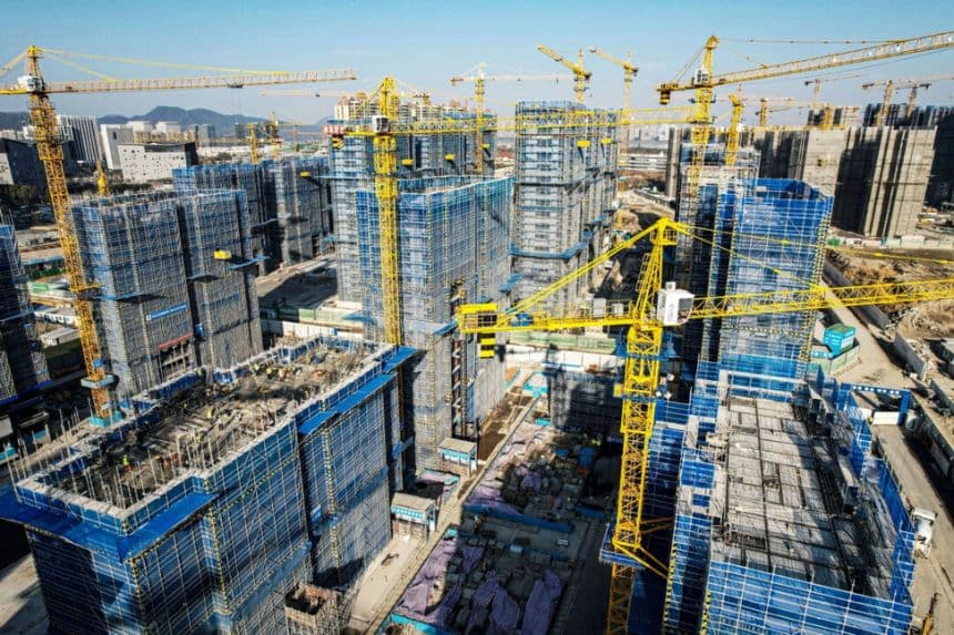 Vista aérea de edificios residenciales en construcción por la promotora inmobiliaria china Vanke en Hangzhou, en la provincia oriental de Zhejiang, China, el 15 de marzo de 2024. (STR/AFP vía Getty Images)