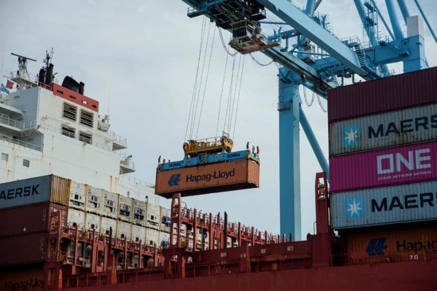 Descarga de contenedores en el puerto de Róterdam, Países Bajos, el 31 de julio de 2024. (Mihut Savu/The Epoch Times)