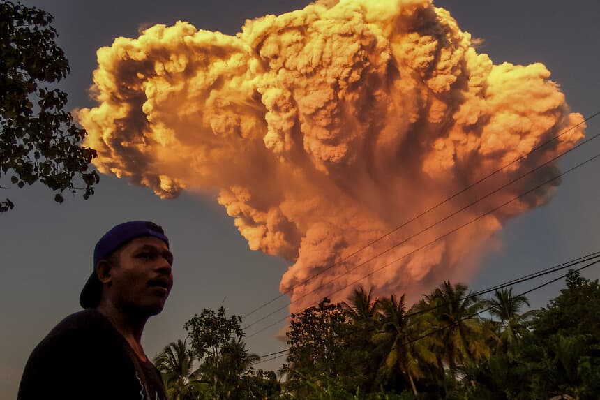 Un aldeano observa la erupción del monte Lewotobi Laki-Laki en Sikka, Indonesia, el 17 de junio de 2025. (STR/AFP vía Getty Images).
