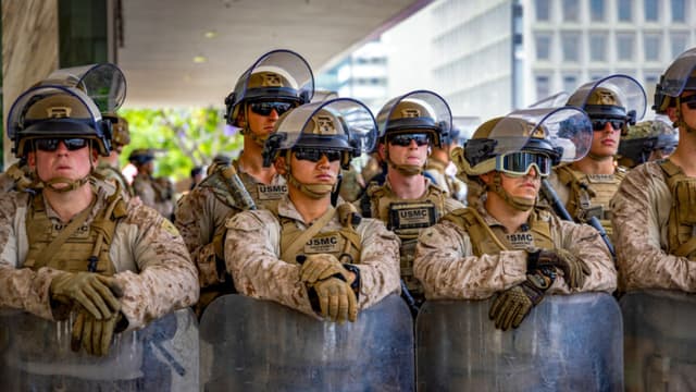 El Pentágono moviliza tropas para apoyar operativos de la ley de inmigración en la frontera