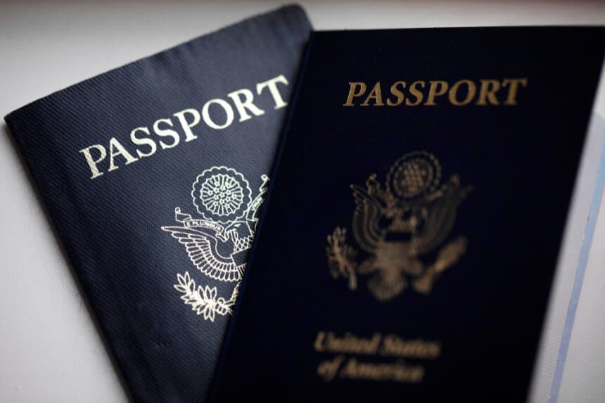 Pasaportes estadounidenses se preparan para ser fotografiados en Tigard, Oregón, el 11 de diciembre de 2021. (Jenny Kane/AP Photo)