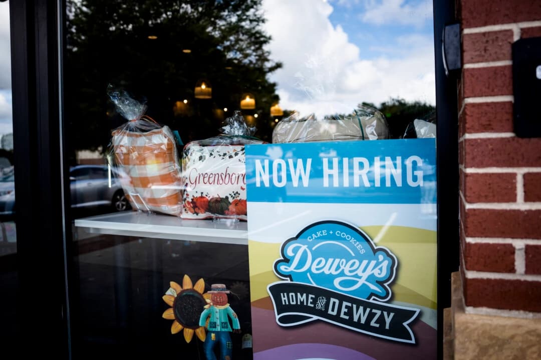 Un cartel de "Se contrata" en una cafetería de Greensboro, Carolina del Norte, el 19 de septiembre de 2024. (Madalina Vasiliu/The Epoch Times)