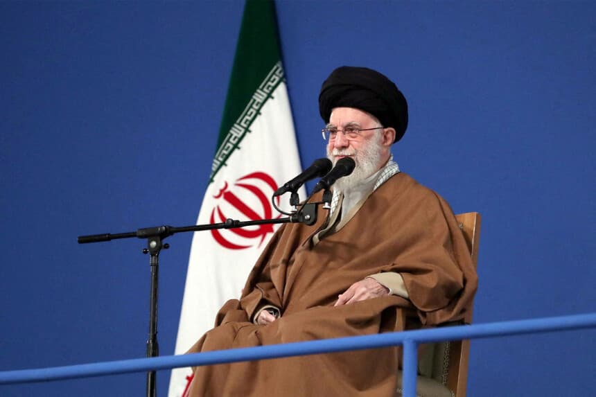 El líder supremo iraní, el ayatolá Alí Jamenei, habla durante una reunión en Teherán, Irán, el 21 de marzo de 2025. (Imagen cedida por Reuters/Foto de archivo).