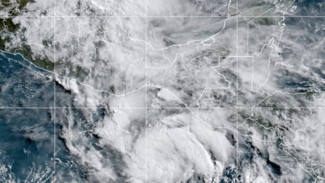 Huracán Erick se acerca a la costa del Pacífico de México, amenaza con inundaciones y deslizamientos