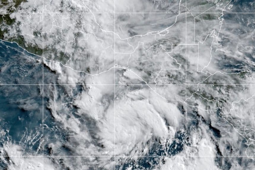 Huracán Erick se acerca a la costa del Pacífico de México, amenaza con inundaciones y deslizamientos