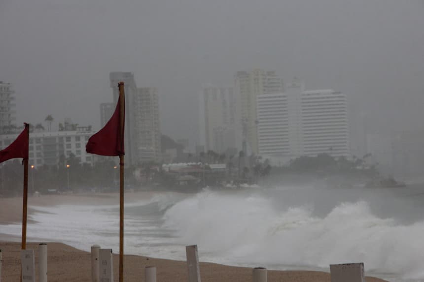Huracán Erick se intensifica a categoría 2 al acercarse a costas del sur de México