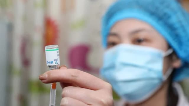 En China, una enfermera con efectos secundarios por la vacuna busca justicia