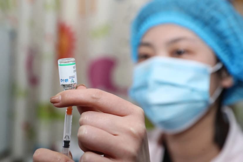 Personal médico preparándose para administrar una dosis de la vacuna contra COVID-19 en un hospital de Huaian, en la provincia oriental de Jiangsu, China, el 21 de marzo de 2021. (STR/AFP a través de Getty Images).