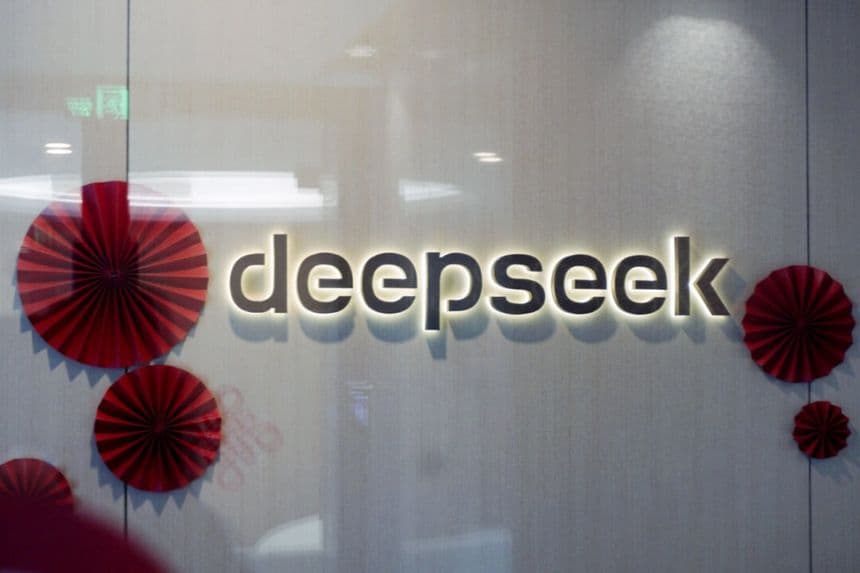 El logotipo de DeepSeek en las oficinas de la startup china de IA DeepSeek en Hangzhou, China, el 5 de febrero de 2025. (STR/AFP a través de Getty Images)
