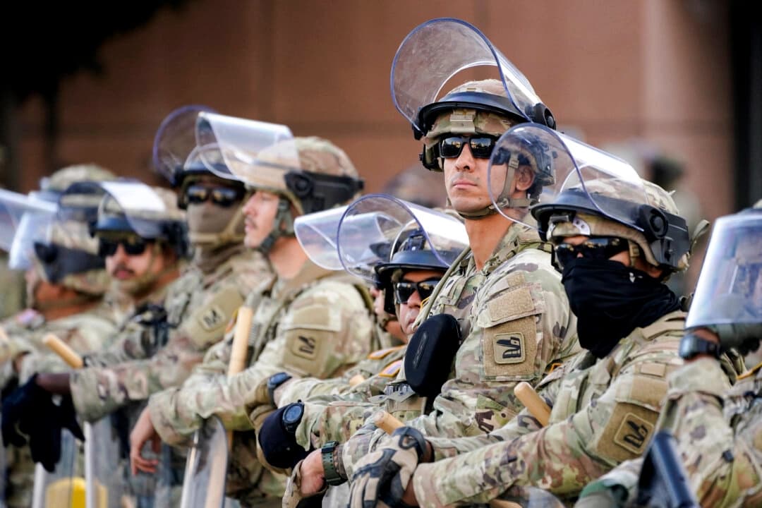 Miembros de la Guardia Nacional montan guardia frente al edificio federal Edward R. Roybal en Los Ángeles el 12 de junio de 2025. (David Ryder/Reuters).