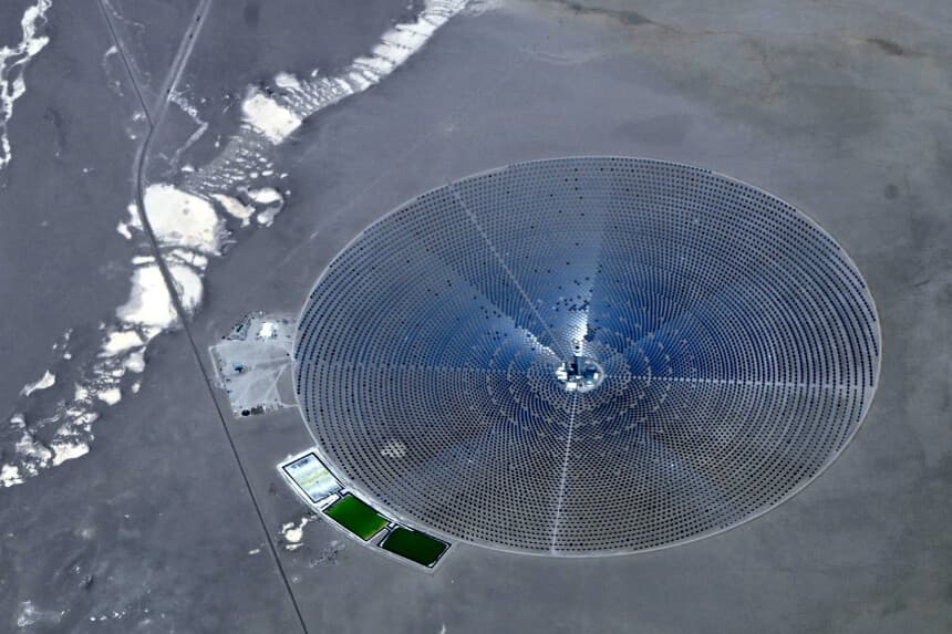 El proyecto de energía solar Crescent Dunes, cerca de Tonopah, Nevada, a 305 km al noroeste de Las Vegas, es un ejemplo de los proyectos de energía renovable impulsados por el presidente Joe Biden. (Daniel Slim/AFP a través de Getty Images).