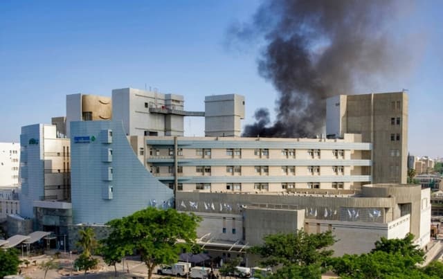 Israel amenaza al líder iraní Jamenei tras un ataque con misiles contra un hospital