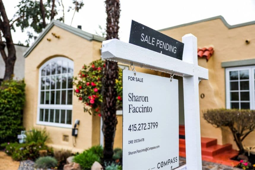 Un cartel de «Se vende» está colocado frente a una vivienda en San Anselmo, California, el 22 de marzo de 2023. (Justin Sullivan/Getty Images)