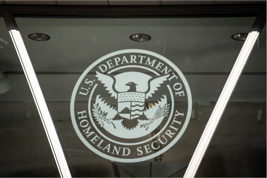 Inmigrantes ilegales usan dispositivos de interferencia chinos para cometer delitos: DHS