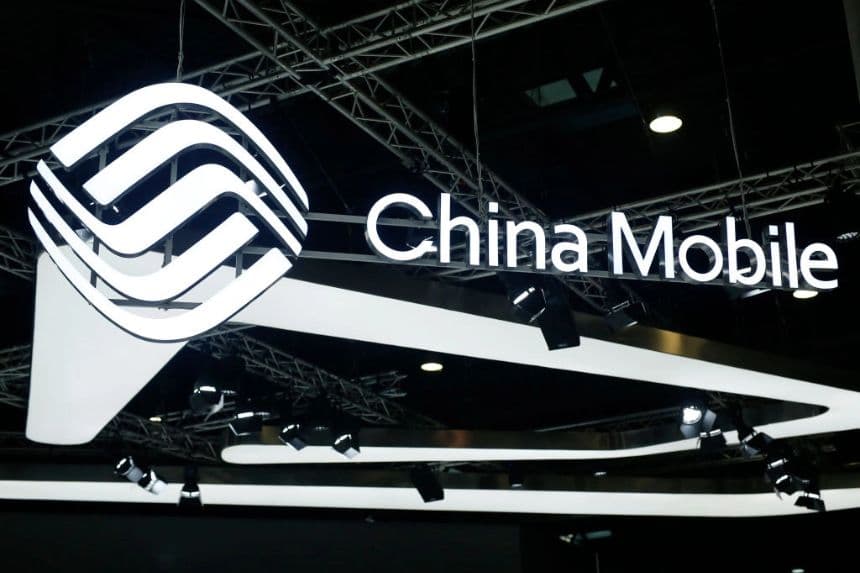 El logotipo de China Mobile se muestra en el Mobile World Congress de Barcelona, España, el 26 de febrero de 2019. Es una de las tres empresas de telecomunicaciones chinas que serán retiradas de la Bolsa de Nueva York. (Pau Barrena/AFP a través de Getty Images)