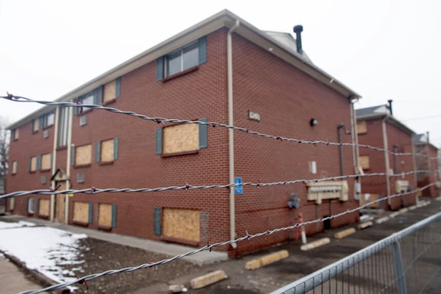 Alambre de púas atraviesa una valla metálica en el complejo de apartamentos Edge at Lowry, en Aurora (Colorado), el 17 de febrero de 2025. El complejo fue cerrado por orden de un juez de Aurora en enero y se convirtió en objeto de atención nacional después de que se hiciera viral un vídeo en el que se veía a miembros de una banda venezolana armados patrullando los pasillos del complejo. (JASON CONNOLLY/AFP a través de Getty Images)