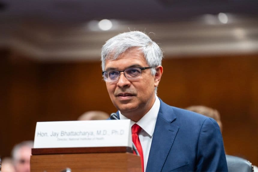 El Dr. Jay Bhattacharya, director de los Institutos Nacionales de Salud, testifica en el Capitolio en Washington el 10 de junio de 2025. (Madalina Vasiliu/The Epoch Times)