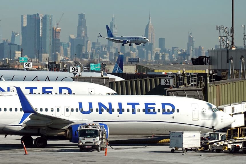Aviones de United Airlines aterrizan y se preparan para despegar en el Aeropuerto Internacional Newark Liberty, en Newark, Nueva Jersey, el 27 de enero de 2025. (Fabrizio Bensch/Reuters).
