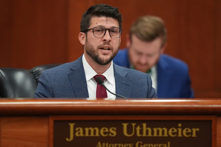 El fiscal general de Florida, James Uthmeier, habla durante una reunión entre el gobernador Ron DeSantis y el gabinete estatal en el capitolio de Florida, en Tallahassee, Florida, el 5 de marzo de 2025. (Rebecca Blackwell, archivo/AP Photo).