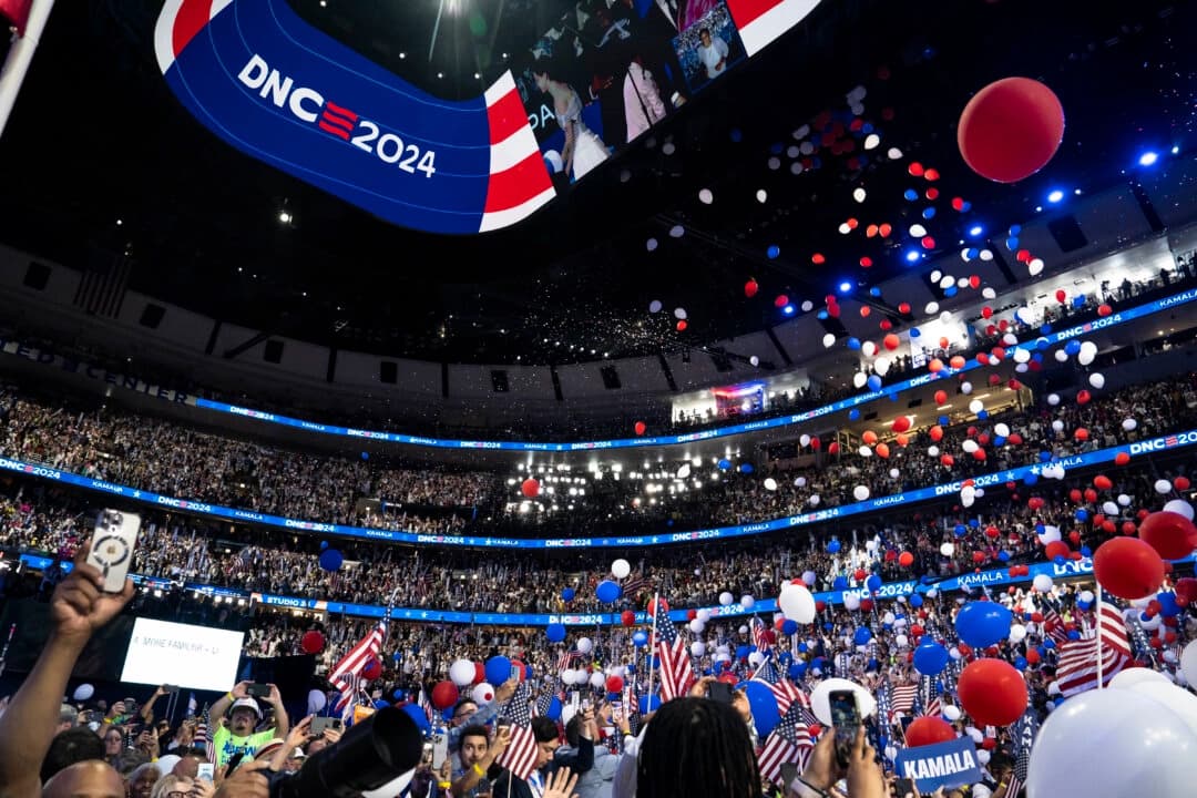 Globos cayendo durante el último día de la Convención Nacional Demócrata en Chicago, el 22 de agosto de 2024. (Madalina Vasiliu/The Epoch Times)