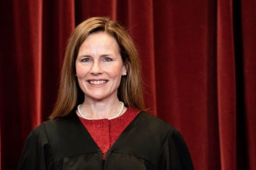 La jueza asociada de la Corte Suprema Amy Coney Barrett posa para una foto en el Tribunal Supremo en Washington el 23 de abril de 2021. (Erin Schaff/POOL/AFP a través de Getty Images)