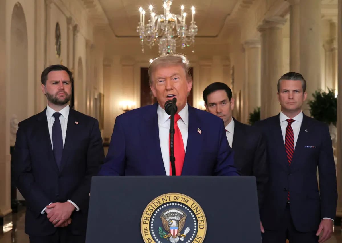 El presidente Donald Trump pronuncia un discurso a la nación acompañado por el vicepresidente JD Vance, el secretario de Estado Marco Rubio y el secretario de Defensa Pete Hegseth desde la Casa Blanca el 21 de junio de 2025. (Carlos Barria/Pool vía Getty Images)