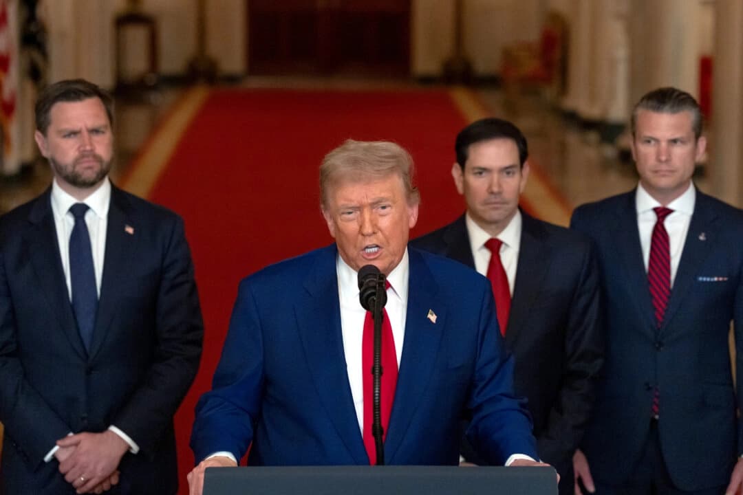 El presidente Donald Trump pronuncia un discurso a la nación acompañado por el vicepresidente J.D. Vance, el secretario de Estado Marco Rubio y el secretario de Defensa Pete Hegseth desde la Casa Blanca en Washington el 21 de junio de 2025. (Carlos Barria - Pool/Getty Images)