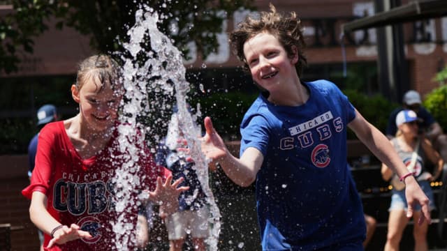 Niños se refrescan en una fuente durante el calor en Chicago, el 22 de junio de 2025. (Nam Y. Huh/AP Photo)