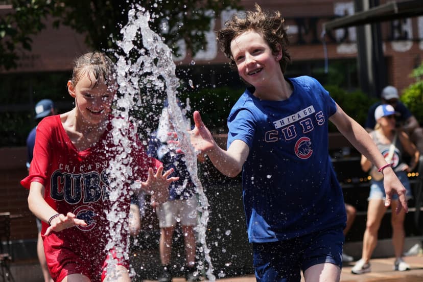 Niños se refrescan en una fuente durante el calor en Chicago, el 22 de junio de 2025. (Nam Y. Huh/AP Photo)