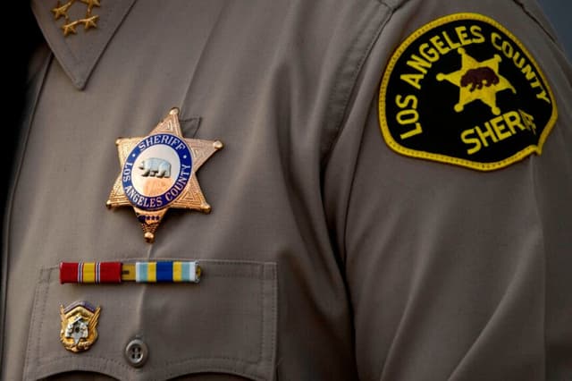 Sheriff de Los Ángeles se disculpa por mensaje de condolencias tras bombardeo a Irán